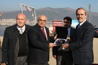  Gemlik Muhtarlar Derneği Başkanı Enver Çelik,Başkan Altepe’ye teşekkür plaketi verdi.