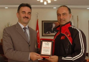 Gemlik DOJO Karate Spor Kulübü Derneği, Gemlik Belediye Başkanvekili Refik Yılmaz'a teşekkür plaketi verdi.