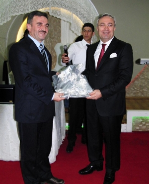 Gemlik Kaymakamı Bilal Çelik'e plaket takdim edildi