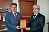 Malatya Belediye Başkanı Ahmet Çakır'a kan bağışı kampanyasına verdiği destekten dolayı plaket verdi.