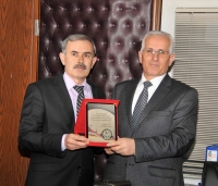 Milli Eğitim Müdürü Mahmut Oğuz şube müdürlerine teşekkür plaketi verdi.