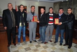 Gemlik Karadeniz Spor yönetimi Belediye Başkanvekili Refik Yılmaz’a plaket takdim etti.