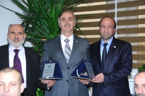Milli Pazar sahibi Haşim Kılıç ve Perder Başkanı Doğan Seyhan'a Sevgi Maket'e vermiş oldukları desteklerden ötürü plaket verildi.