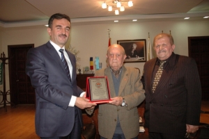 Gemlik Belediye Meclisinde çeşitli dönemlerde 40 yıl meclis üyeliği yapan Emin Bora’ya teşekkür plaketi verdi.